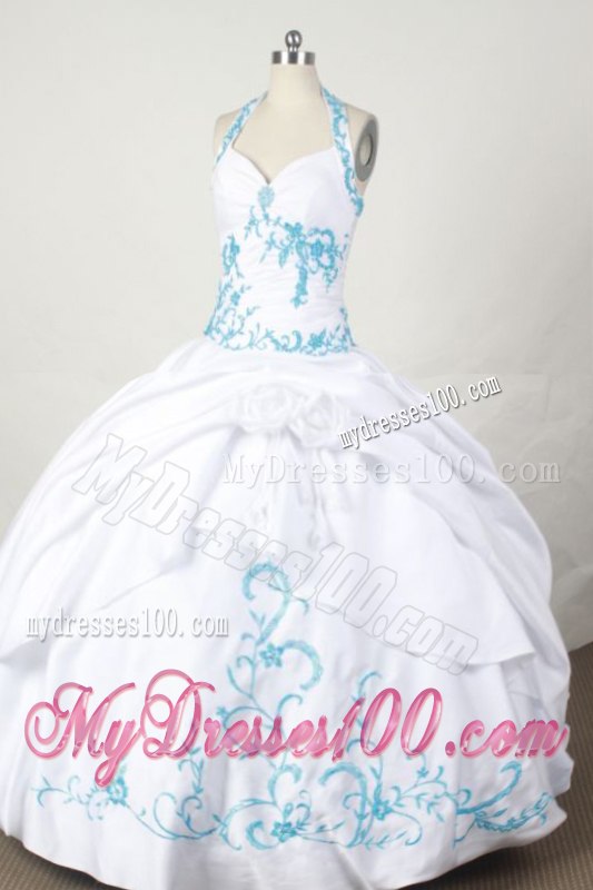 White Halter Quinceanera Dress Decorated by Handle Flowers and Blue Embroideries